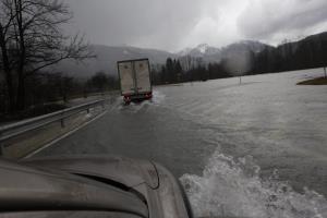 Poplavljeno cestišče (avtor fotografije Stane Klemenc)